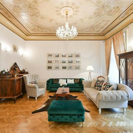 Stunning Charles Bridge Apartment Прага Екстериор снимка