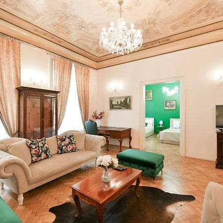 Stunning Charles Bridge Apartment Прага Екстериор снимка