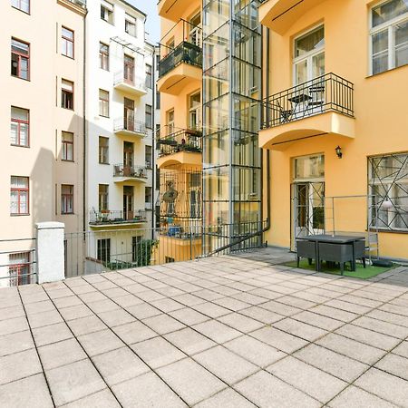 Stunning Charles Bridge Apartment Прага Екстериор снимка