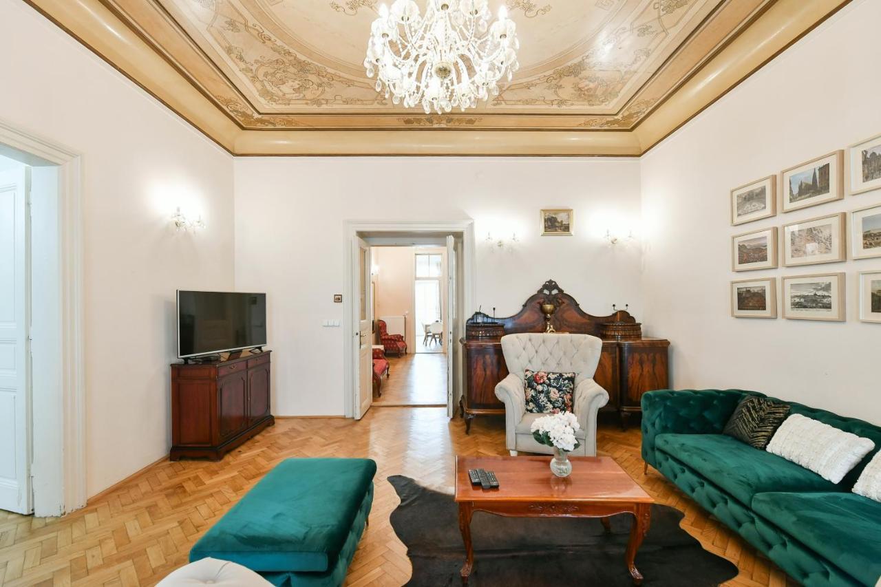 Stunning Charles Bridge Apartment Прага Екстериор снимка