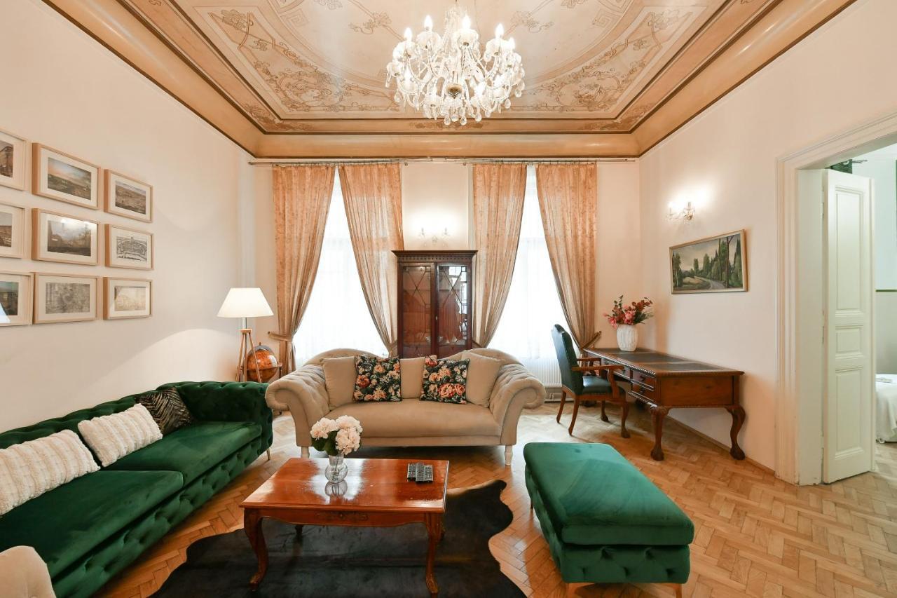 Stunning Charles Bridge Apartment Прага Екстериор снимка