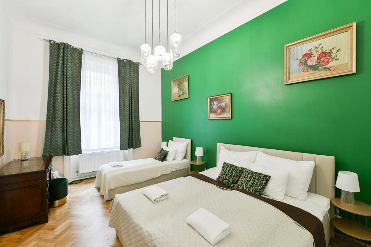 Stunning Charles Bridge Apartment Прага Екстериор снимка