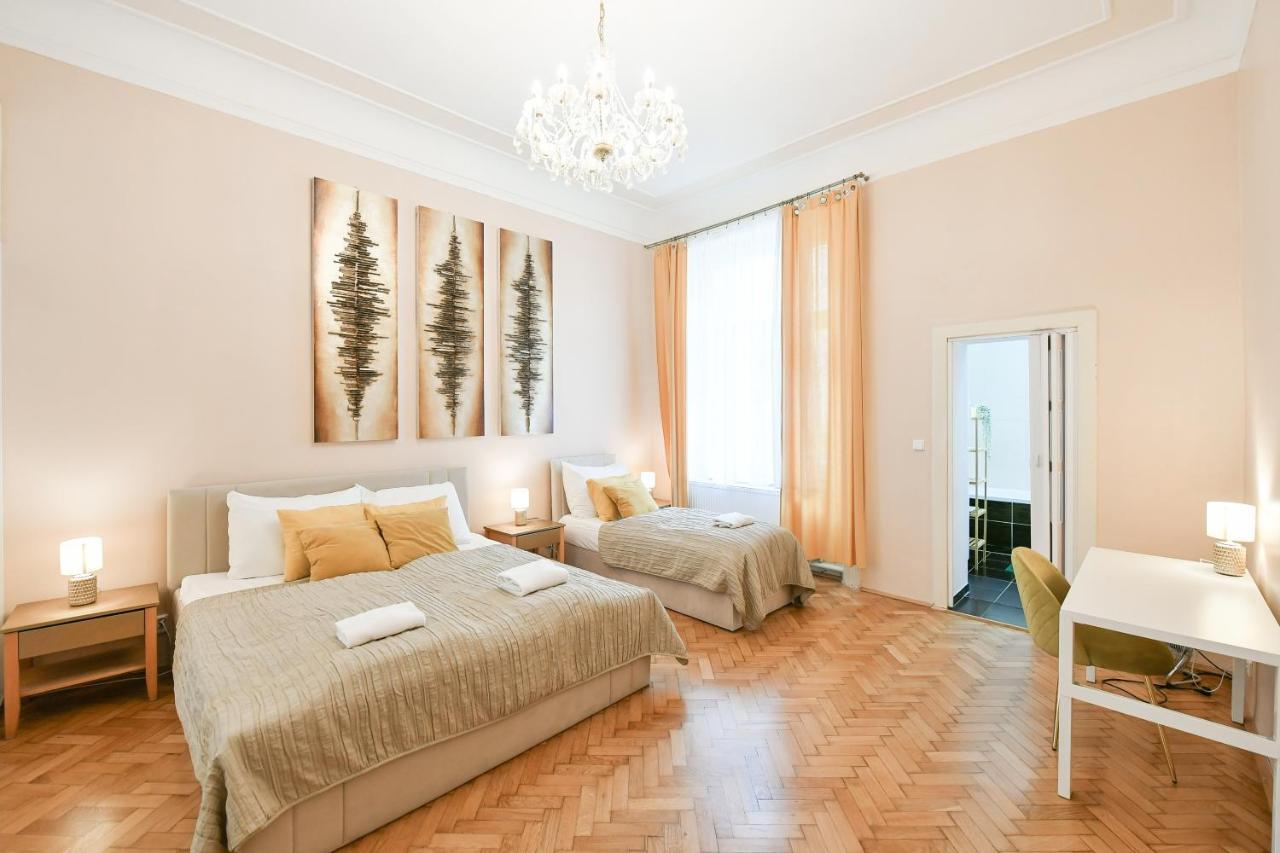 Stunning Charles Bridge Apartment Прага Екстериор снимка