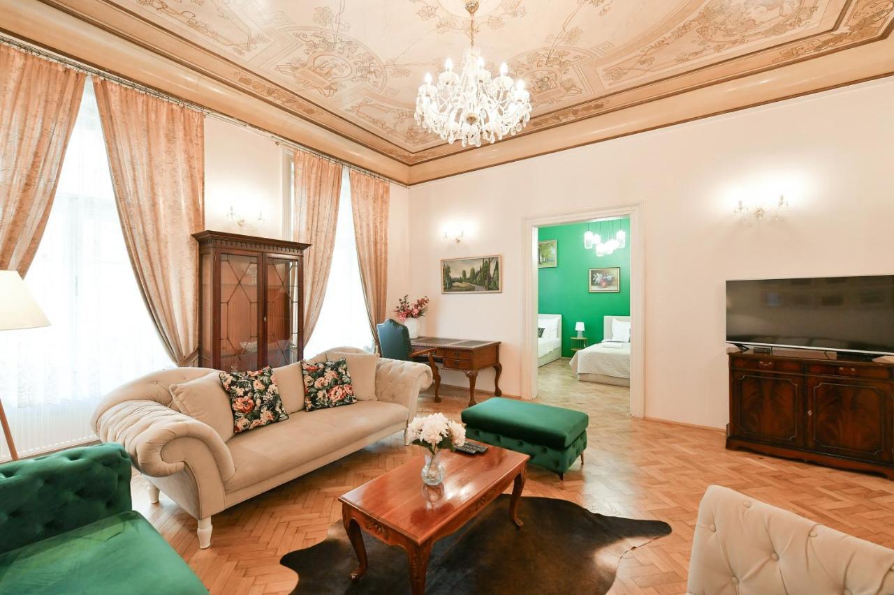 Stunning Charles Bridge Apartment Прага Екстериор снимка