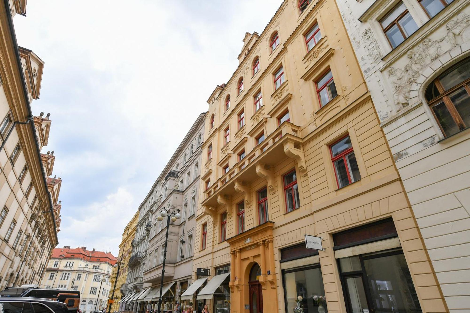 Stunning Charles Bridge Apartment Прага Екстериор снимка