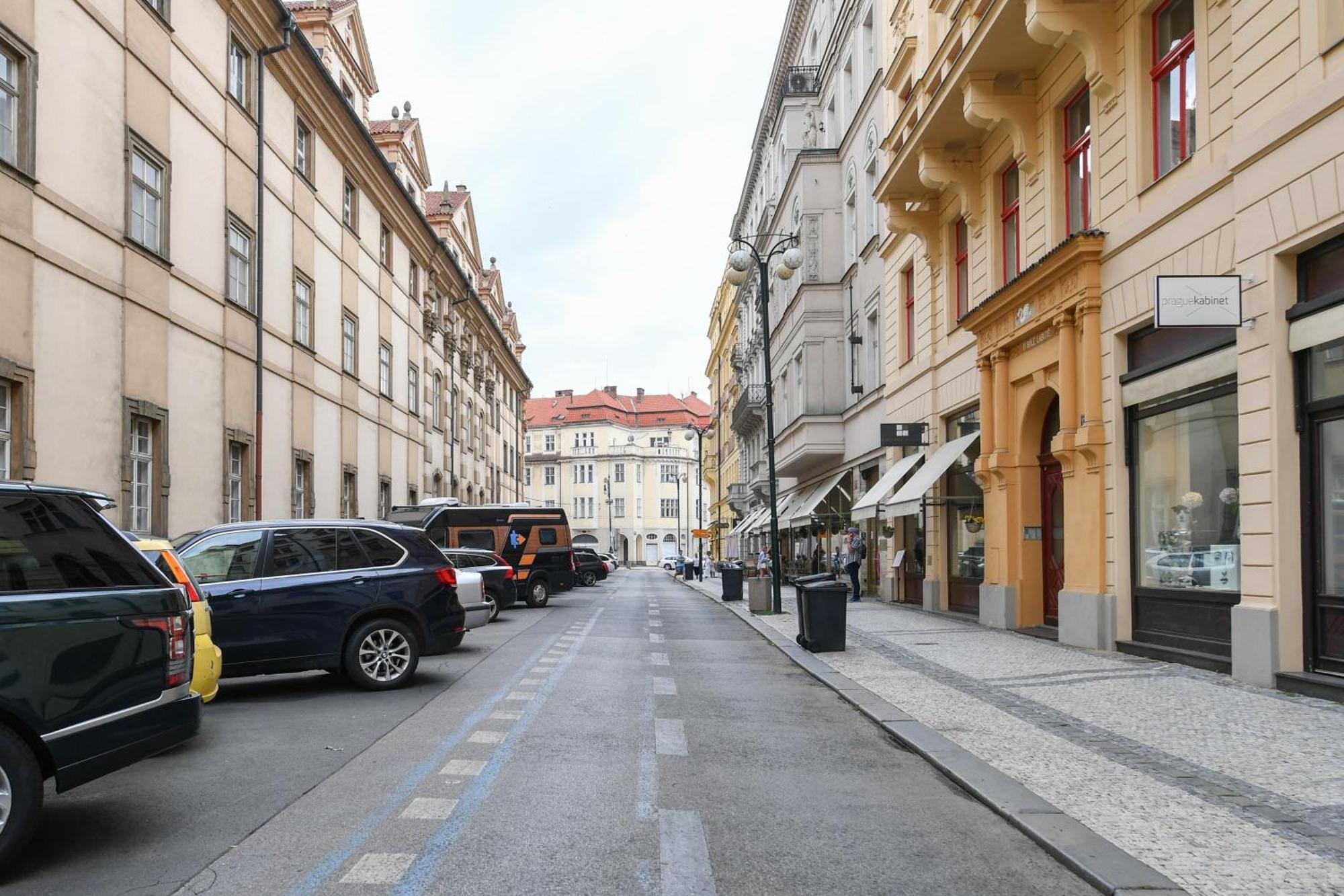 Stunning Charles Bridge Apartment Прага Екстериор снимка