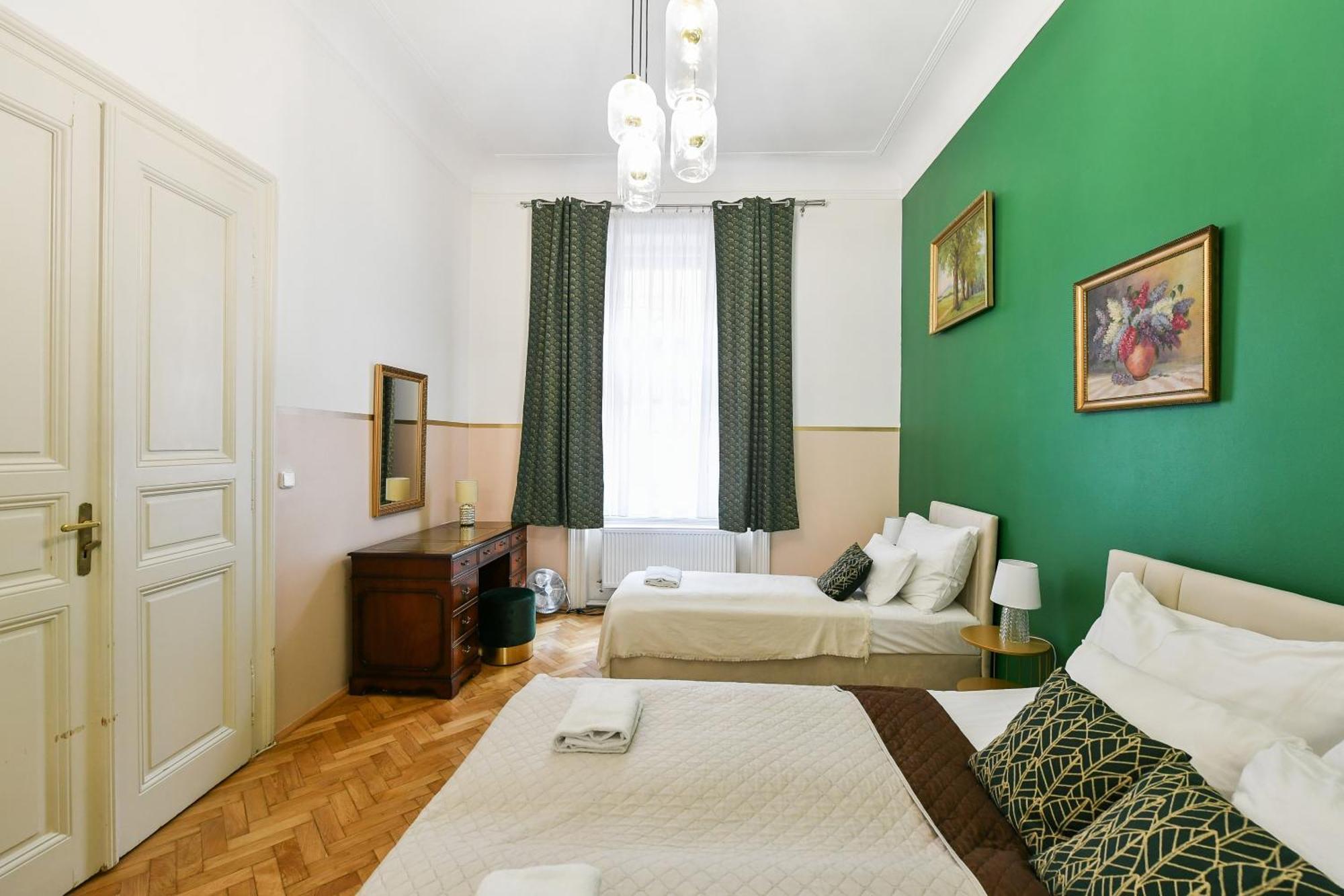 Stunning Charles Bridge Apartment Прага Екстериор снимка