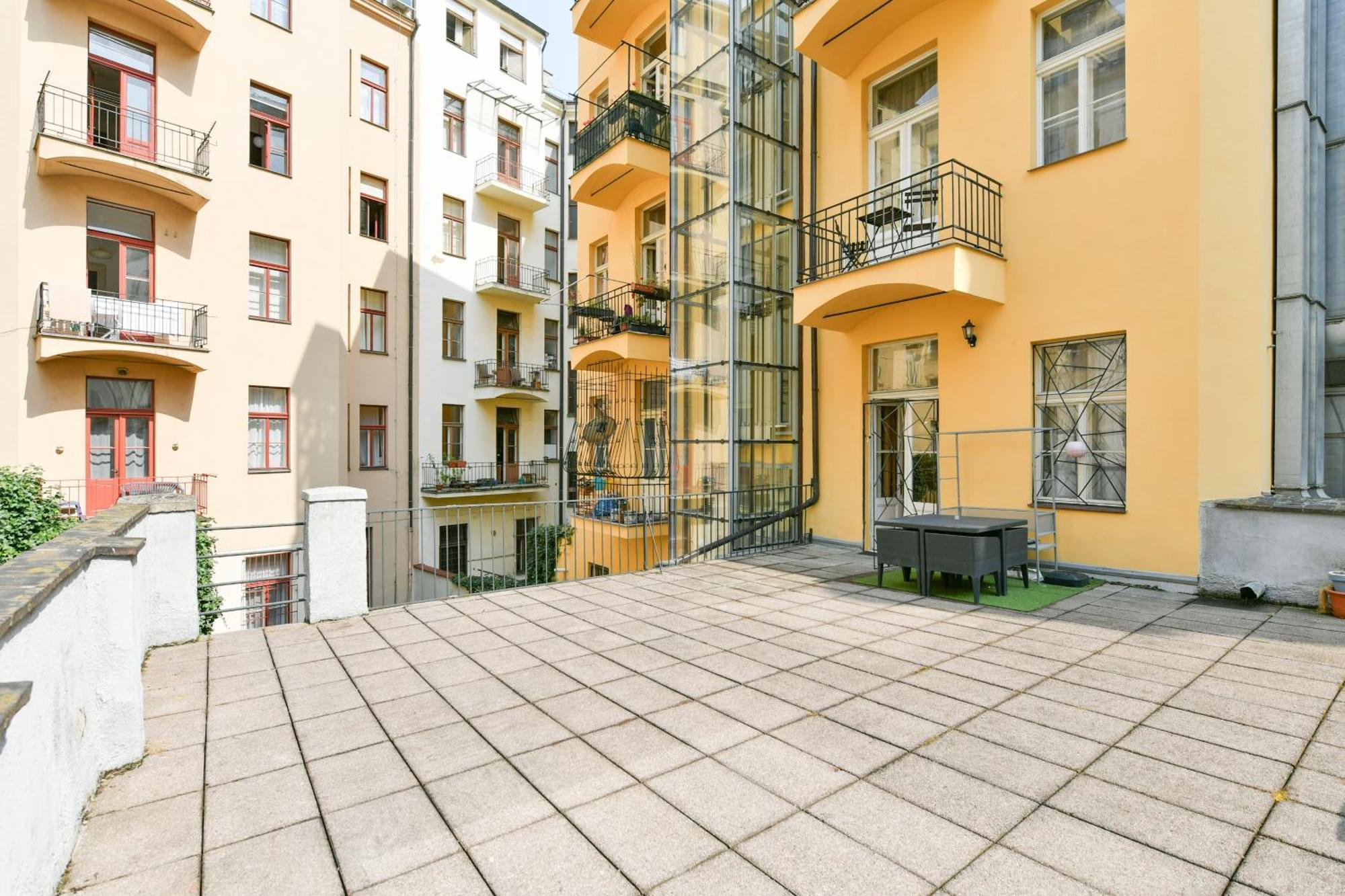 Stunning Charles Bridge Apartment Прага Екстериор снимка